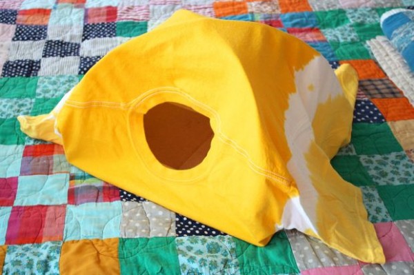 DIY-Cat-Tent-from-an-Old-T-Shirt-12