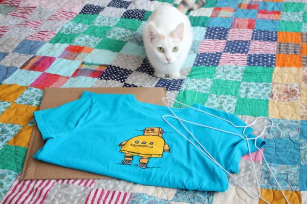 DIY-Cat-Tent-from-an-Old-T-Shirt-2