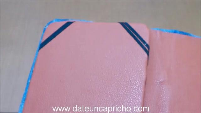 Funda para tablet utilizando unos jeans DIY manualidades reciclando cartón y unos vaqueros 0975